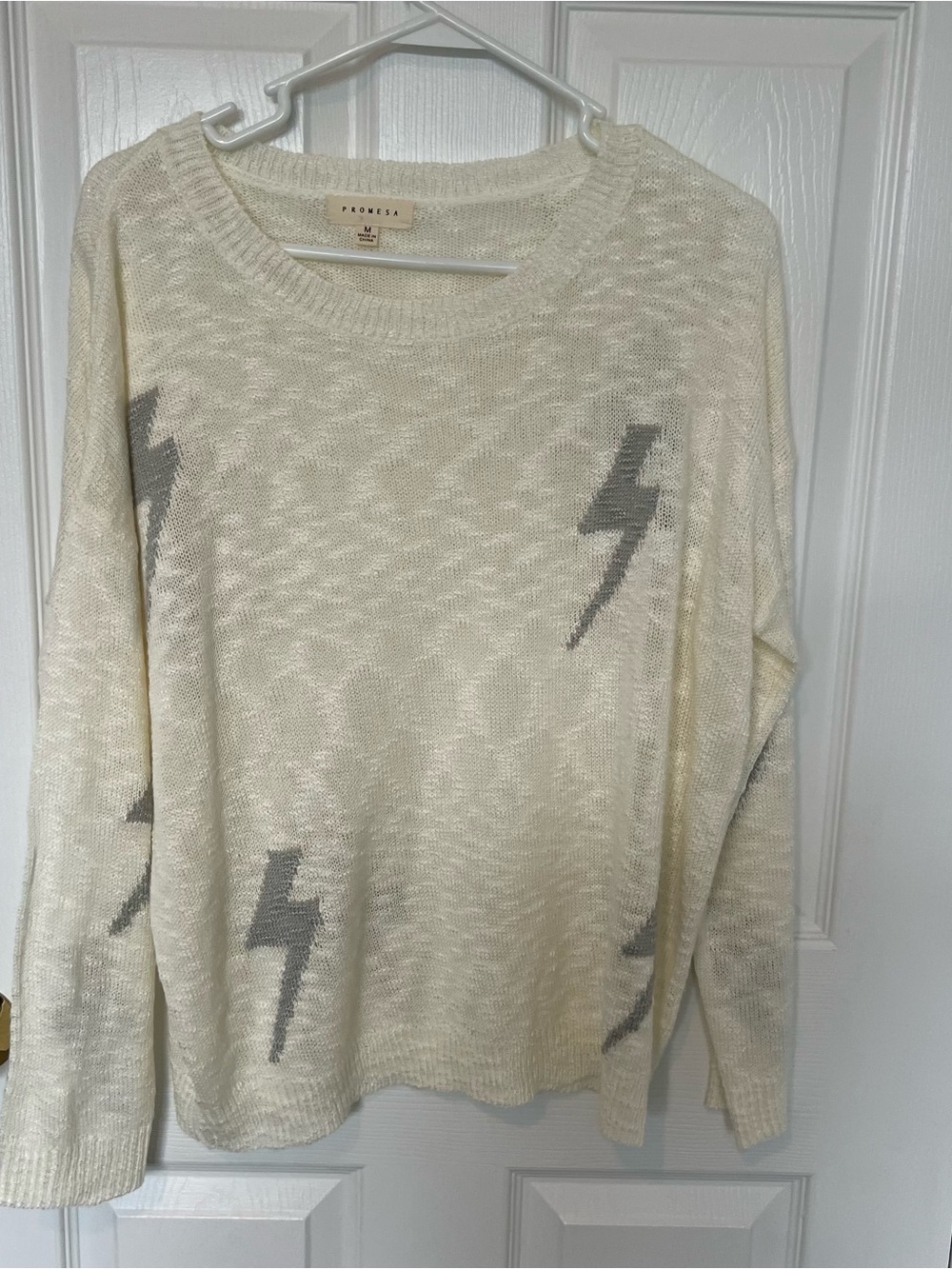 Promesa Cream Crewneck Knit Sweater with Gray Lightning Accents Size Medium